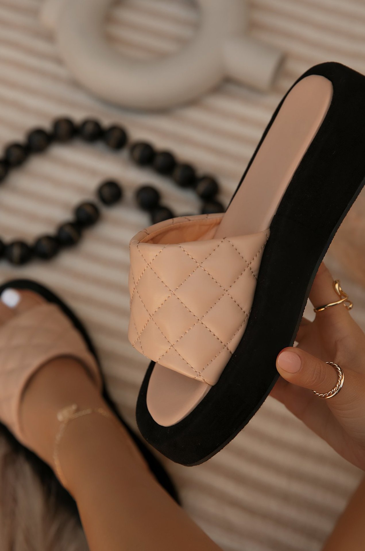 새로운 슬리퍼 여성의 금속 스타일 두꺼운 밑창 슬리퍼 도매 한 단어 스팽글 슬리퍼