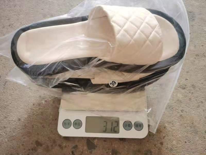 새로운 슬리퍼 여성의 금속 스타일 두꺼운 밑창 슬리퍼 도매 한 단어 스팽글 슬리퍼