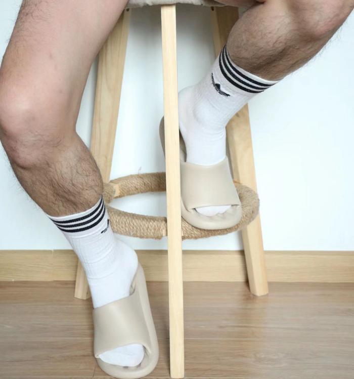 Summer Home에는 이런 슬리퍼가 있습니다. 발이 편안하고 부드럽고 편안하며, 새 신발은 발을 신지 않습니다...