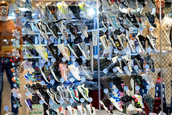 소싱 단위에 대한 BIS 승인 지연으로 수입 명품 신발 브랜드 여행 